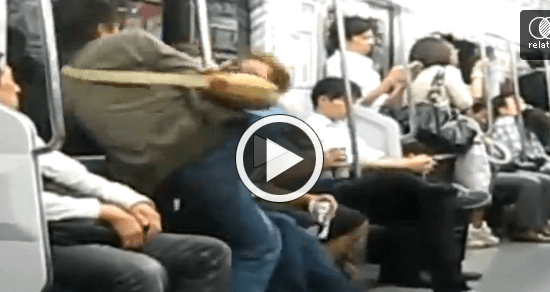 【衝撃映像】電車内で日本人DQNが酔っぱらった外人の顔面にマジ蹴りを入れる瞬間！！