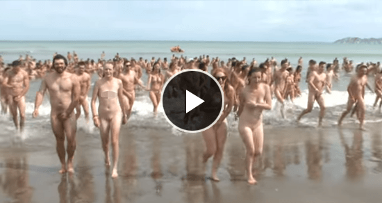 【圧巻映像】７４５人の男女が一斉に全裸でビーチに！！ギネス記録更新！！