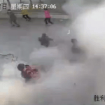 マンホールに爆竹を仕掛けて遊んでいた子供...しかし大爆発で衝撃の事態に！！