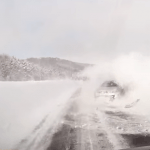 北海道の雪道でスリップ！目の前が真っ白になり、そのまま激突するドラレコ映像。